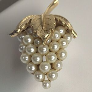 Trifari Gold and Cream Pearl Cluster Brooch